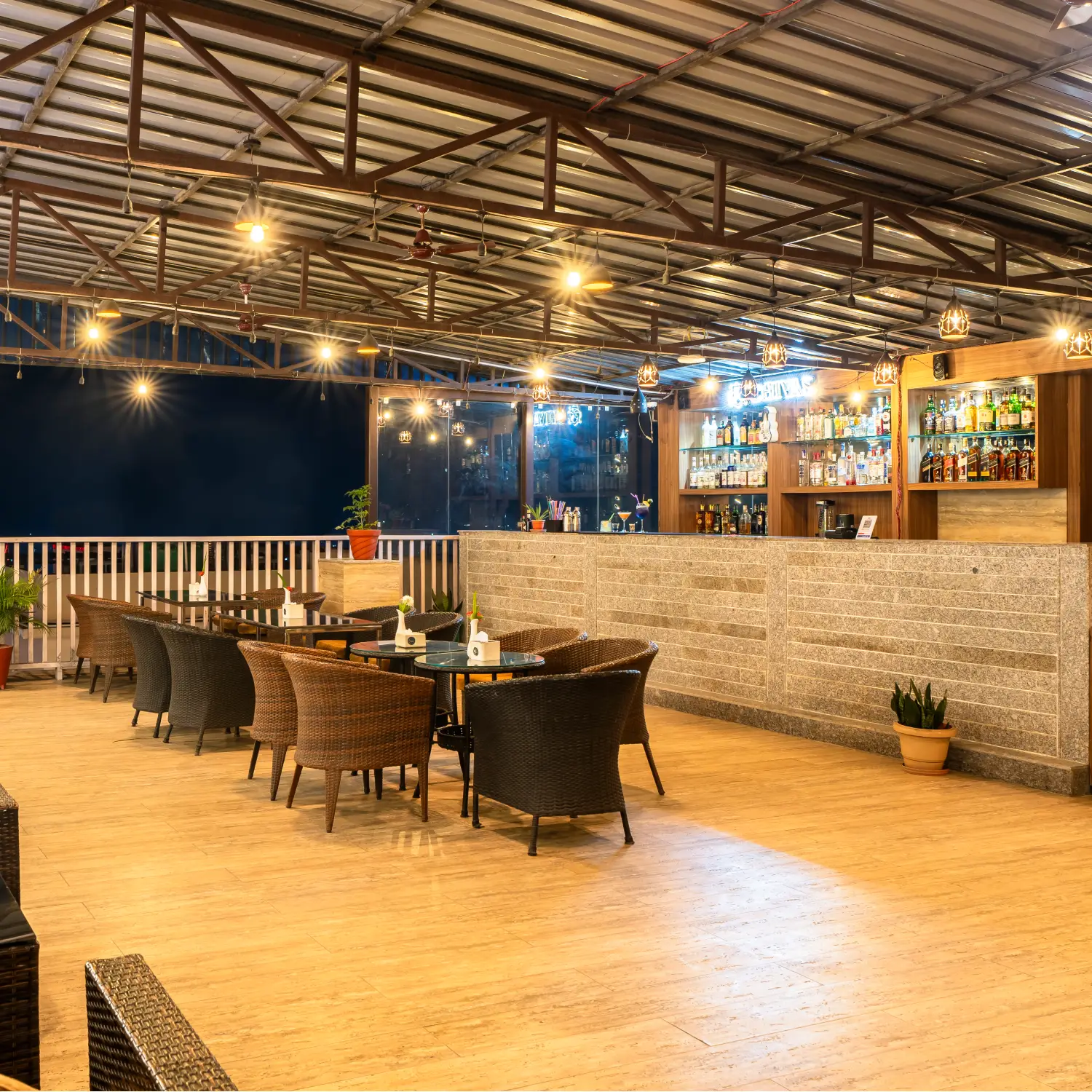 Restaurant & Bar